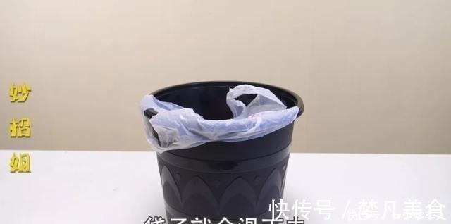 垃圾桶上粘一个挂钩，竟然有这么多用处！家里人都照着做！