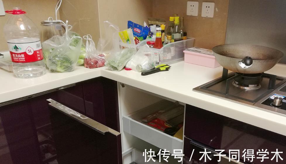 表姐|去表姐家发现,厨房台面从不摆瓶瓶罐罐,这样做美观实用不占地儿