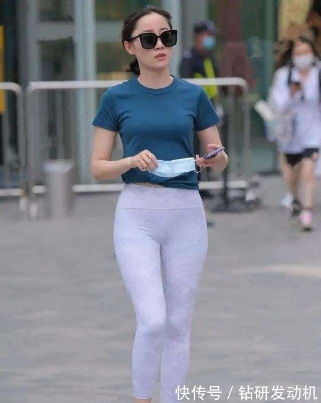 高跟鞋 “烂大街”的瑜伽裤,很简单素雅的搭配,凸显皮肤白皙大气沉稳