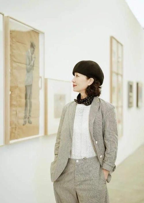 女人过了55岁，就要少穿小黑裤，学三木妈妈这样穿，特高级