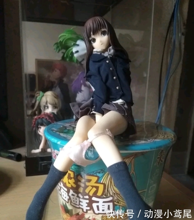 艾斯|用手辦來壓泡面,這是土豪行為,那你見過更“壕”的嗎?