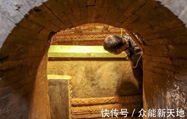 古墓$工人挖水库挖出古墓,连棺材钉子都是纯金的,墓主是何人?