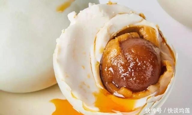 “人造鸭蛋”是怎么制造出来的,在市场上大量充斥,太可怕了!