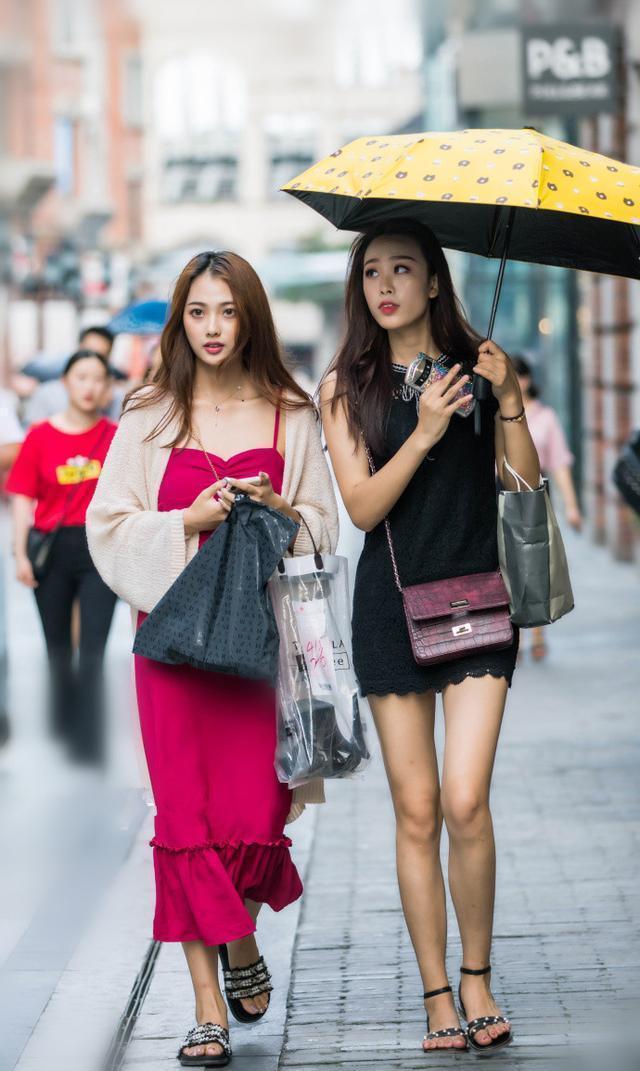 妹妹们|青绿色长袖上衣搭配黑色短裙，玲珑有致，优雅简约