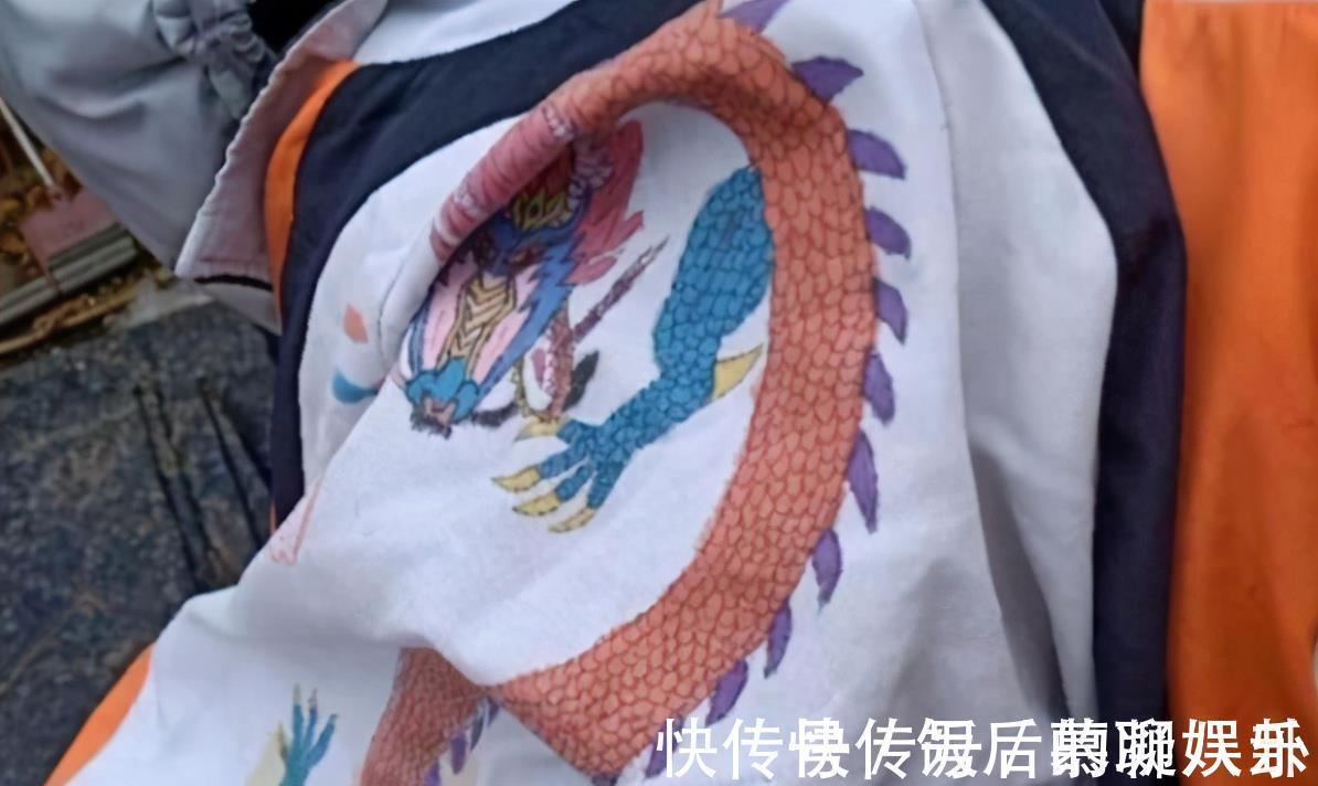 学生$学生们:“手绘校服”火了,一个比一个惊艳,老师家长却很抓狂