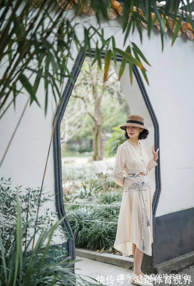 妈妈 女人过了五十岁,少穿T恤配短裤吧!学学三木妈妈这样穿,真优雅