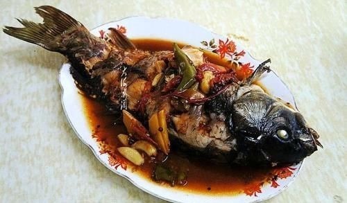 鱼刺卡在喉咙里,不要只会喝醋了,教你1招,鱼刺自己跑出来!