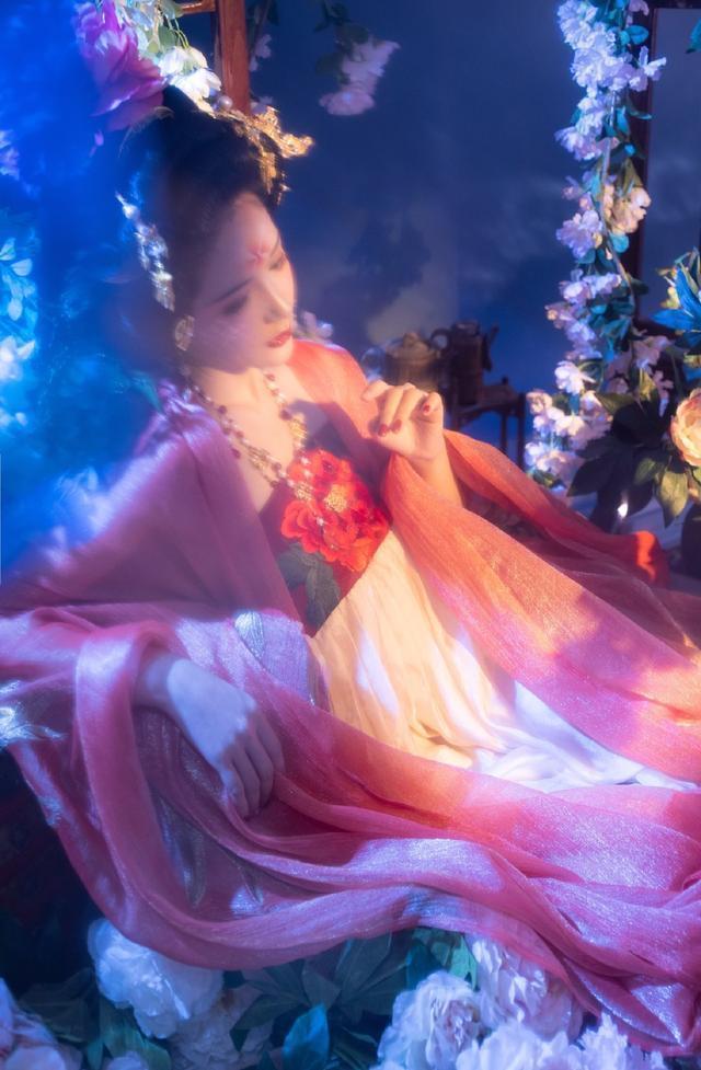 汉服!本以为明制汉服够美了,直到看见“贵妃风”,才知道何为雍容华贵