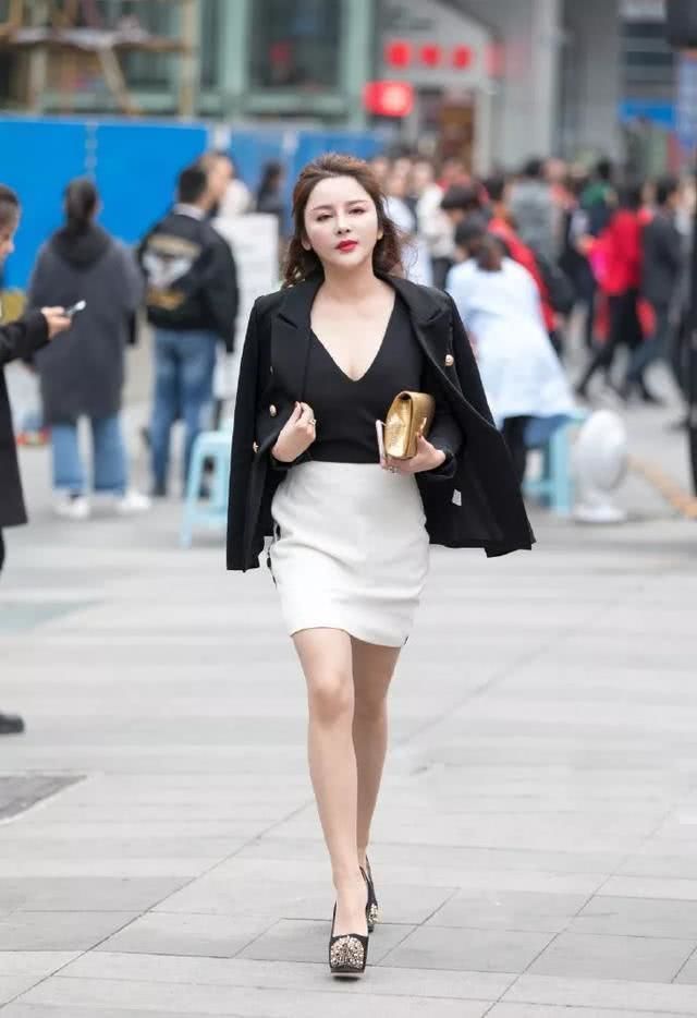 头发|小姐姐一头栗色的头发,身穿吊带连衣裙,看上去十分的文艺又清新