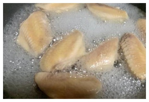 红烧鸡翅新做法，只需3步，肉质细嫩又营养，每餐都想吃