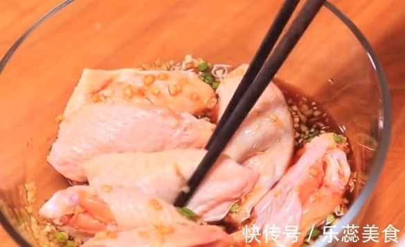 鲜香|2分钟学会鸡翅新做法,不蒸不煮不油炸,鲜香又软嫩,做法超简单