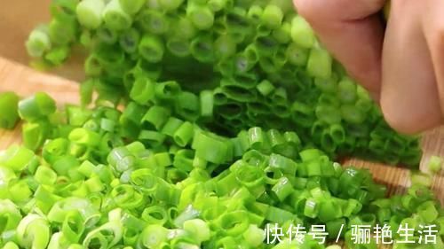 面团|面粉不要蒸馒头了，加一把小葱进去，一次做18个，家人都爱吃