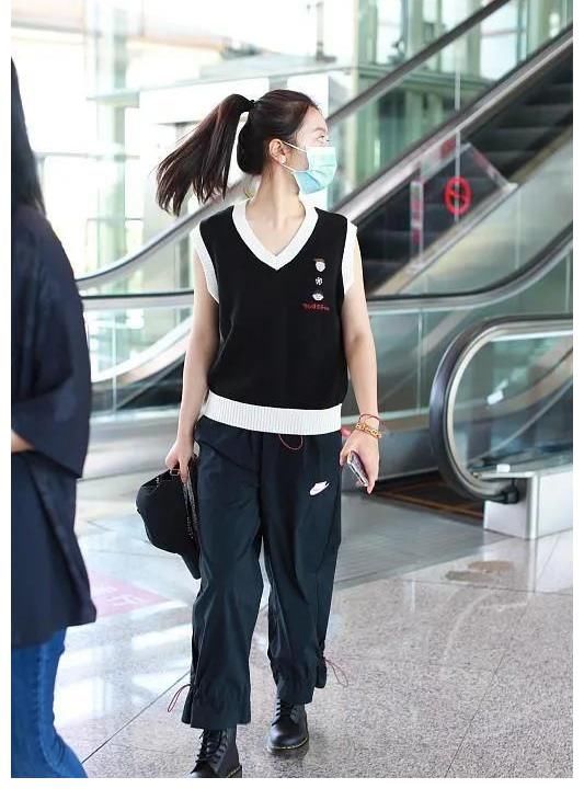 趙今麥雖然穿的很奇怪，但顏值很招人喜歡，太適合甜酷風(fēng)搭配了