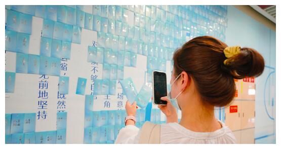 化妆品|片仔癀化妆品携手官鸿，“新生代演员”与“元气小蓝瓶”相逢秀功夫