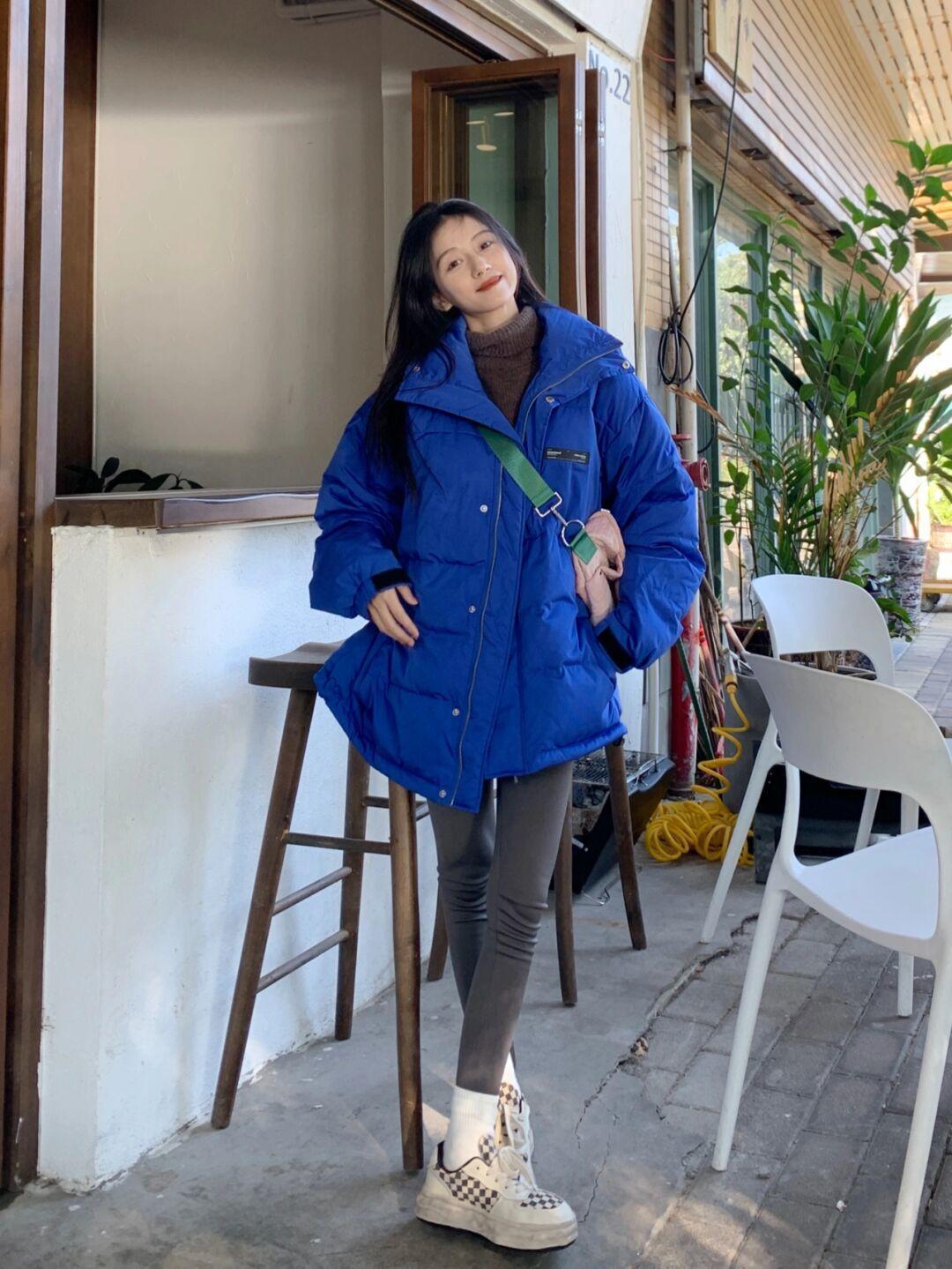 衬衫 一件简单的黑色大衣怎样穿出高级感?颜色搭配一定要选好,内搭绿色衬衫更时尚!