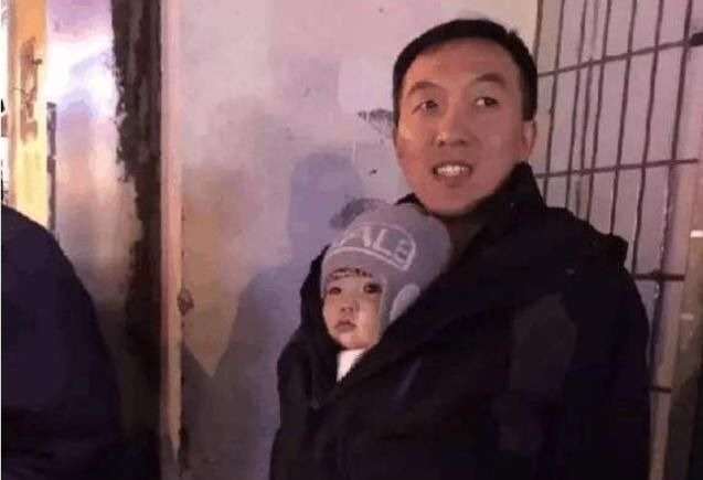 00后生|奶爸买了一个逼真的假娃娃,不料被宝宝撞见,下一秒看完不许笑