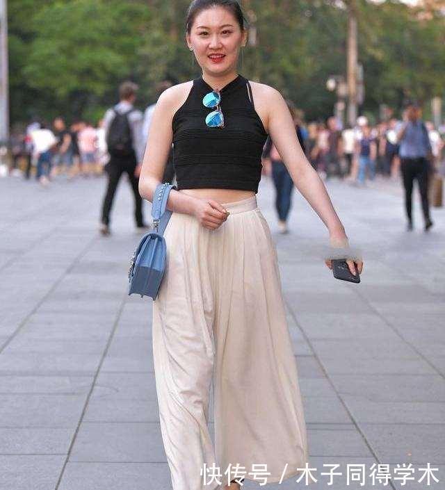 搭配|黑色经典上衣搭配白色优雅打底裤,搭配的时尚感,很有讲究