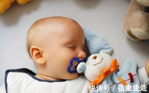 睡眠时间|宝宝不睡就代表不困?家长错误的哄睡方式,会给孩子“拖后腿”