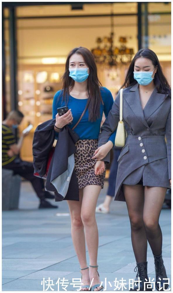 街拍:暖冬,美女穿豹纹短裙搭配一字带凉鞋,洋气有内涵、还很有档次