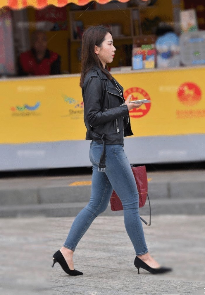 走在街头上的阿姨,这条紧身裤都穿出御姐范儿了