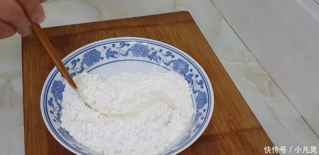 面粉|面粉这样做才最好吃,不用发面,出锅后个个鼓大泡,比油条都好吃