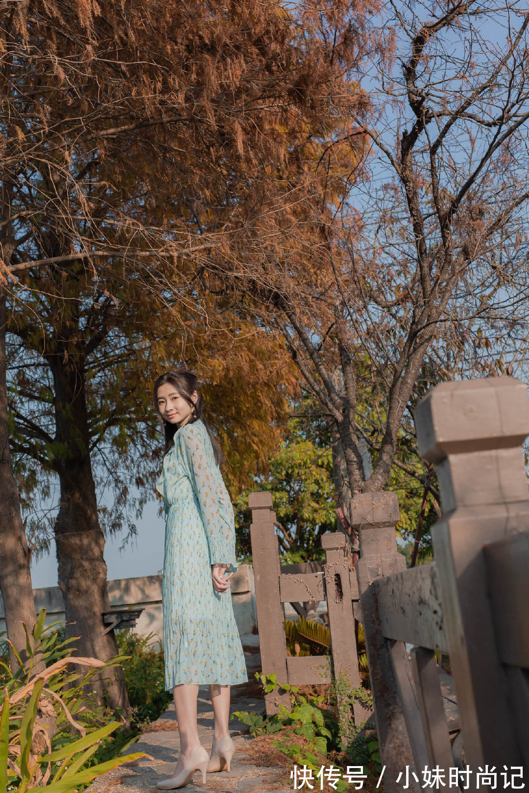 简约|小姐姐的碎花裙十分的优雅清新,简约大气中也有女性的柔美