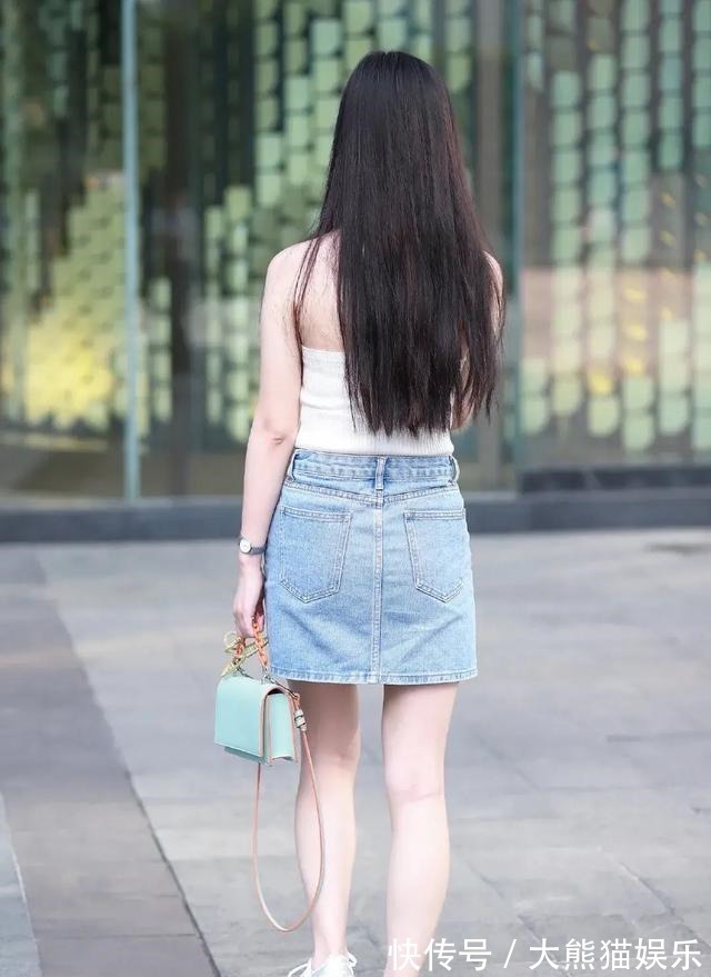 清纯 小姐姐今天这套穿搭很清爽出众,十分清纯可人,还带点小性感!