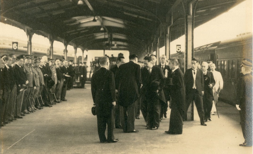 张照片为1941|汪精卫访问日本照片：与东条英机座谈，祭拜前首相犬养毅