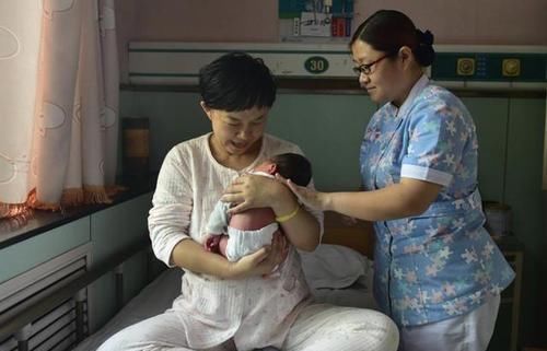 孕晚期|分娩前,先破水还是先见红的区别,关系孕妈和胎儿的体质好坏