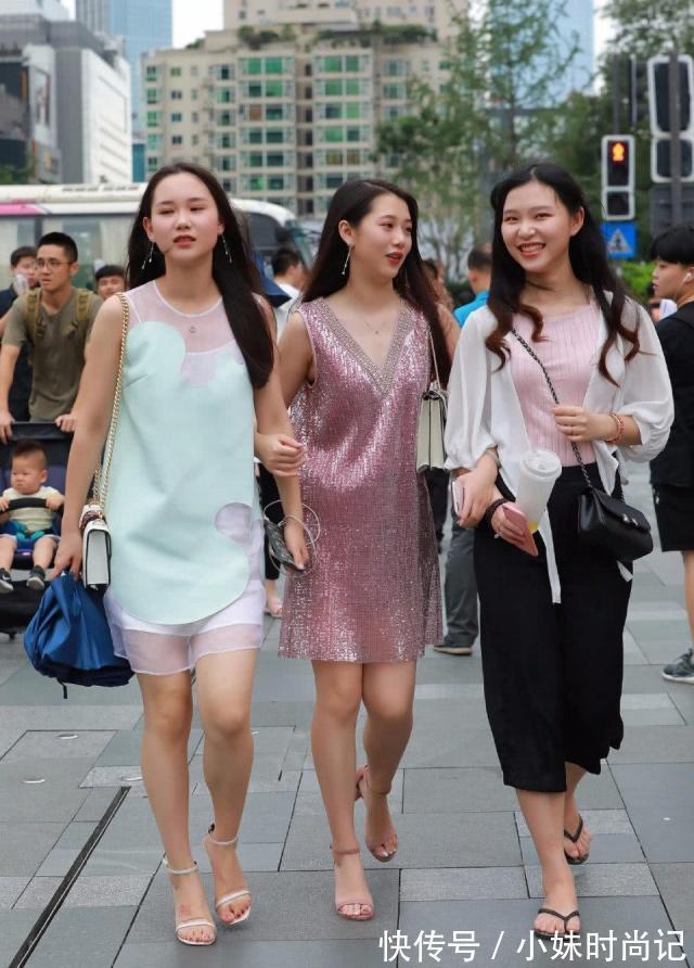 搭配 街拍:青春活力范的小姐姐,七分打底裤搭配卫衣,尽显休闲风格!