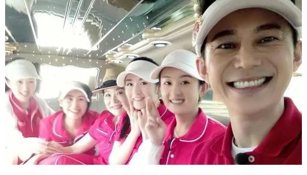 cp|赵丽颖做客《冰箱》，与何炅拥抱方式甜出天际，cp合体网友爷青回