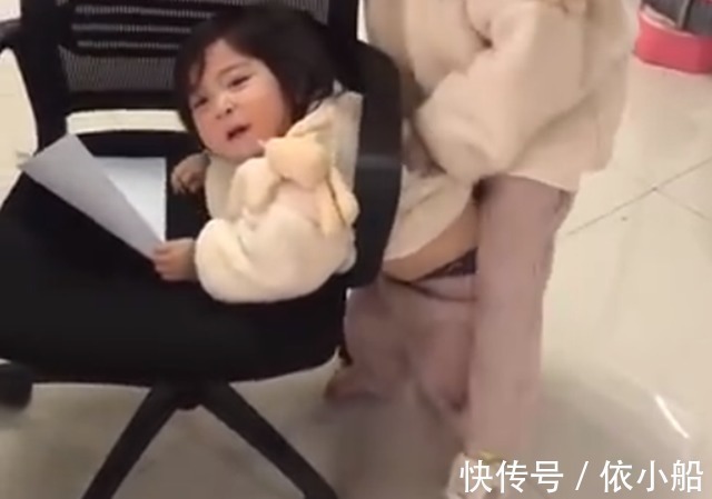 父母|萌娃“姿态妖娆”的卡在办公椅里移动走红,网友:太可爱了