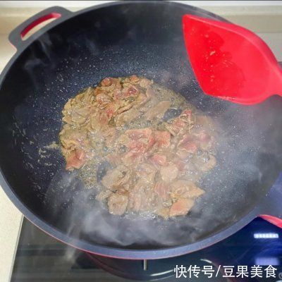 懒人必备这道黑椒牛肉炒青椒，简单几步，十分钟就上桌