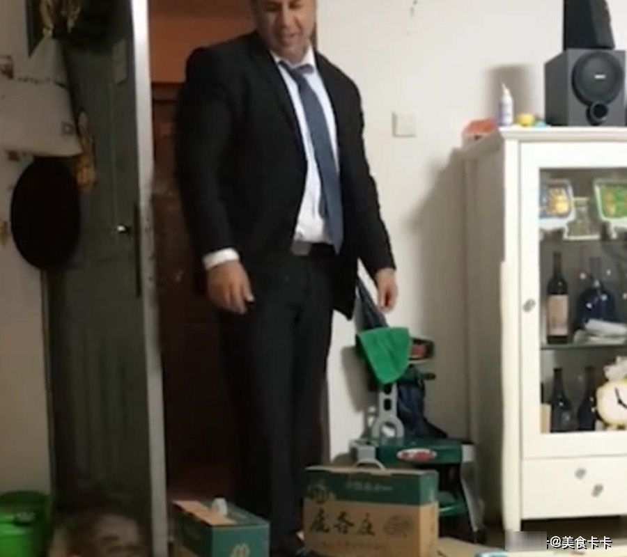 妈妈|爸爸回家先抱的姐姐, 1岁小宝宝气坏了, 不理他直接找妈妈