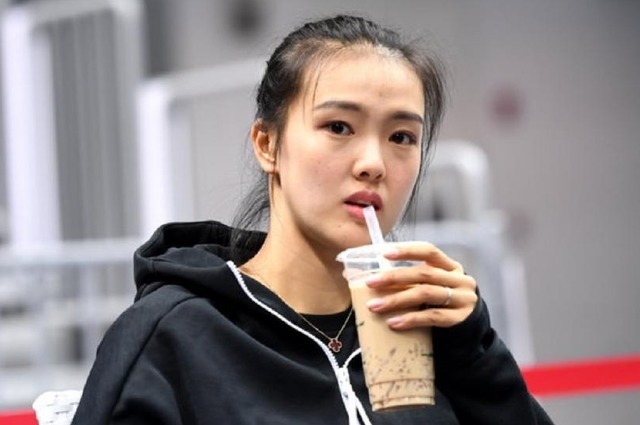 江苏女排|哥哥一家为妹妹加油，张常宁赢球后直奔看台，姑侄二人有爱互动