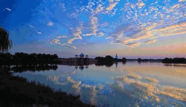 “春天的黄昏，请你陪我到梦中的水乡，那挥动的手在薄雾中飘荡”。一曲“梦里水乡”仿佛唱尽了八里河的无限风光。