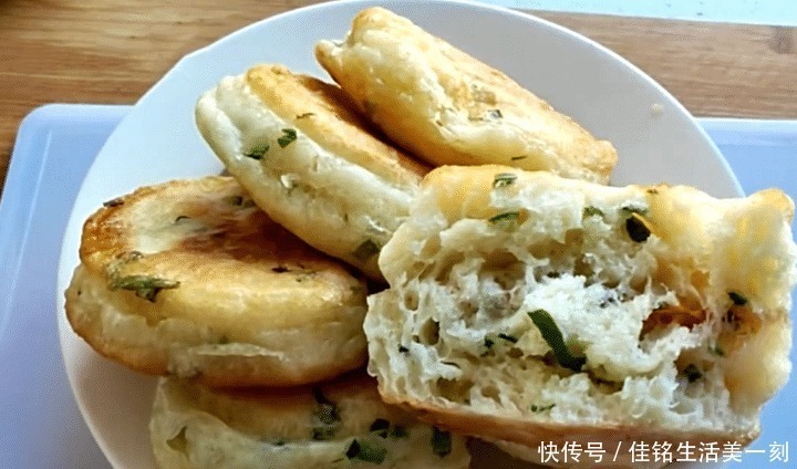 原来葱花饼的做法如此简单,筷子一搅,蓬松暄软又劲道,百吃不厌