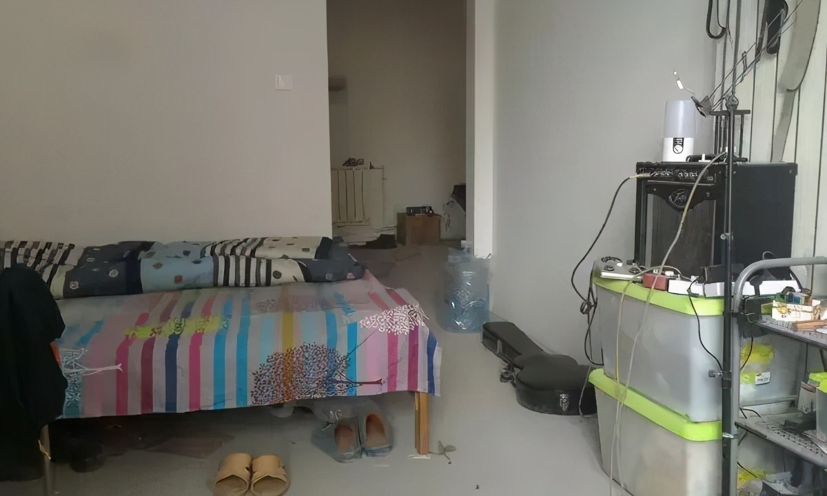 毛坯房|因生活所迫没钱装修，该男子入住毛坯房5年，同事被“惊艳”到了