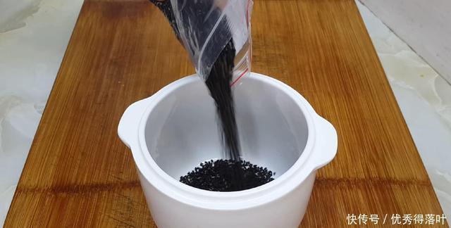 烧饼这样做才香酥,锅里烙一烙,比买的还好吃,咬一口就香酥掉渣