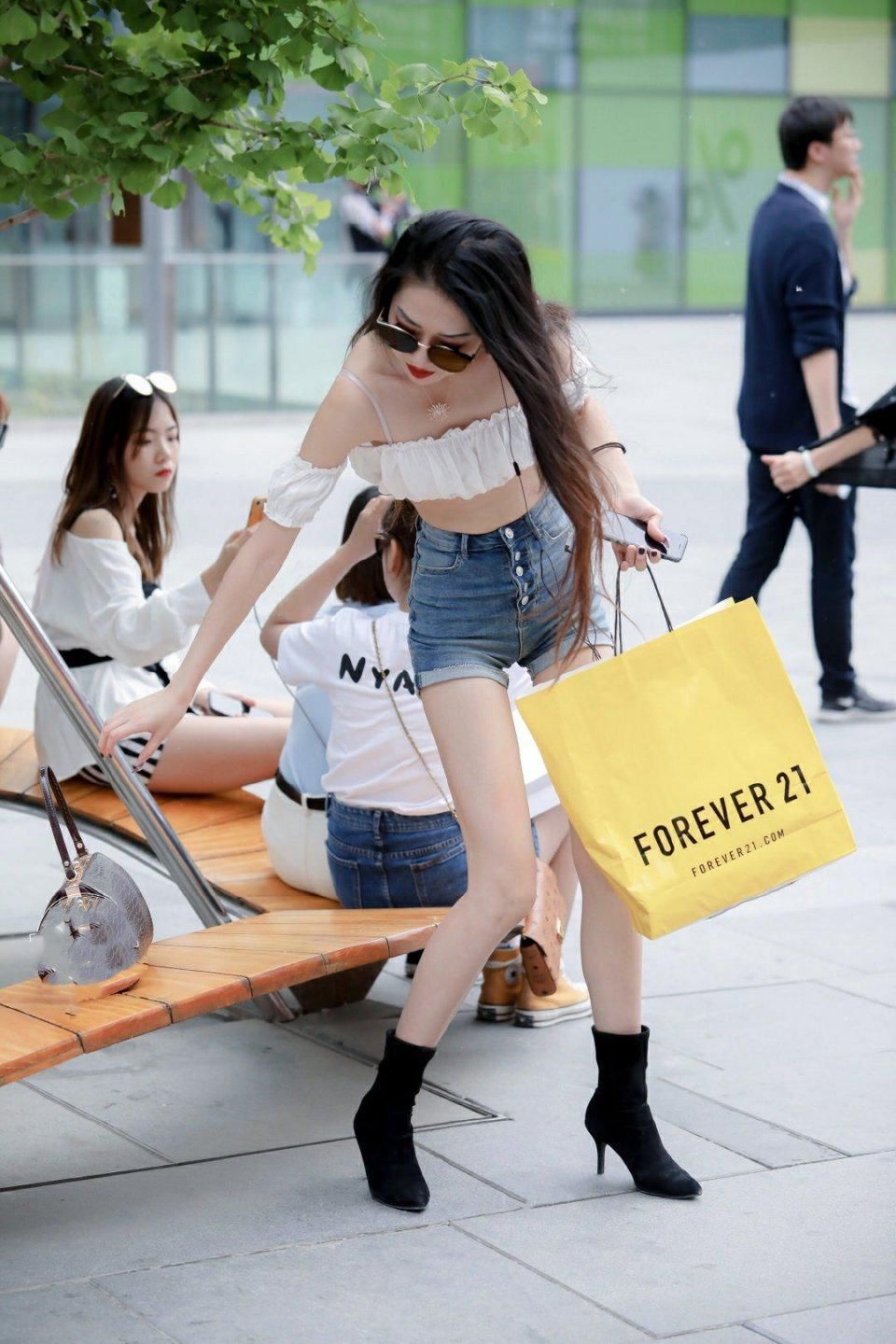 裹胸|街拍长腿热裤美女，为了美也不嫌热，牛仔短裤搭配白色裹胸