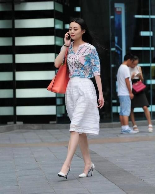 印花|美女街拍:这样的穿搭太舒适,印花上衣搭配半身裙,简单大方又时髦