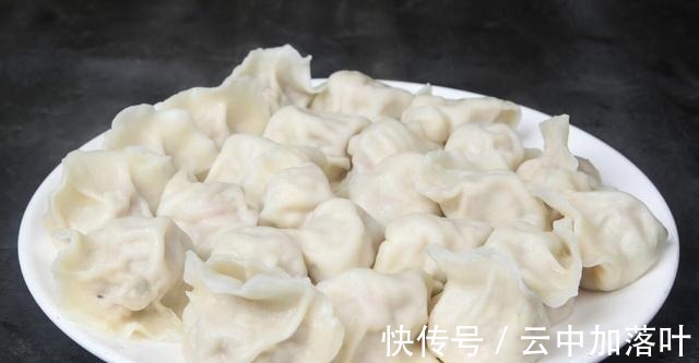 煮速冻水饺,很多人第1步就错了,掌握4个步骤,和鲜水饺一样好吃!