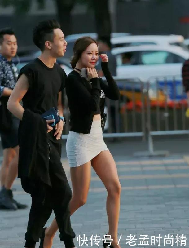 街拍美女不规则的牛仔半裙,开叉的设计,让双腿显得更加的修长