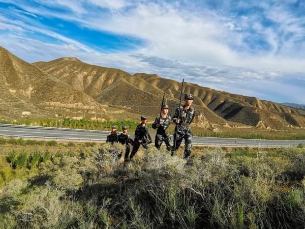 武警官兵|中秋佳节，武警官兵扎根戈壁坚守岗位