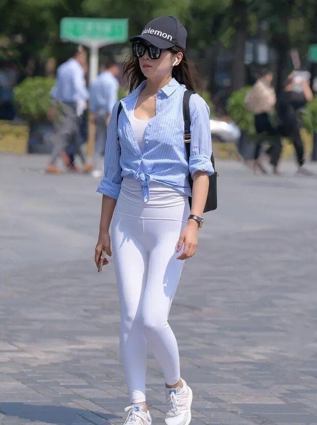 美女 “出走”街头的健美裤,扛起了时髦的大旗,这样才更有女人味!