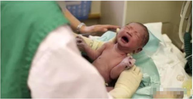 产房|“最美外婆”在产房走红,成为焦点,外婆:别顾着看我,看我孙子