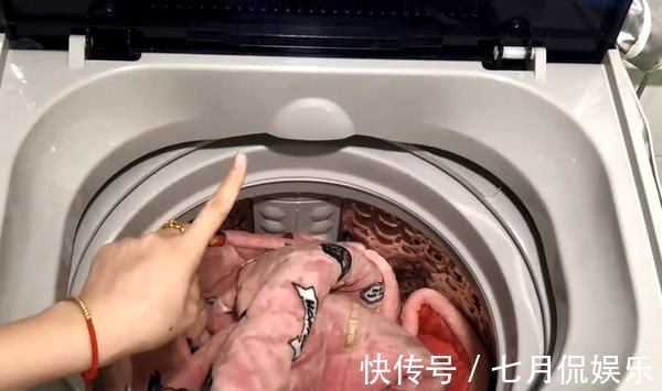 白醋|洗衣服别再只放洗衣液了，多加一碗它，洗出来的衣服更加干净卫生