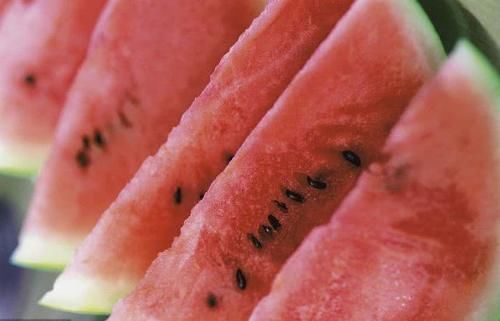 贴在地面|挑西瓜时,不用拿起来拍,60岁老瓜农教你3招,挑的西瓜皮薄又甜