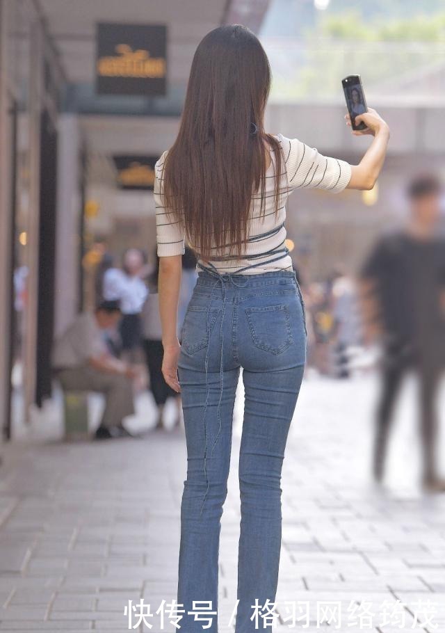 路人街拍,黑色的连衣裙优雅大方,显出一种唯美而又休闲的味道