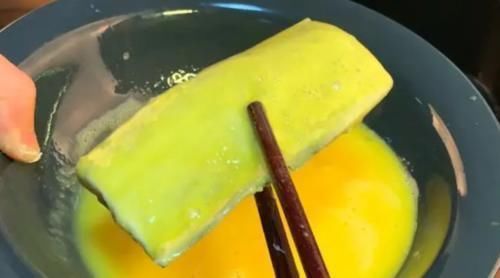 不管炸什么鱼，别只用淀粉，大厨教你一招，鱼肉外酥里嫩，不腥气